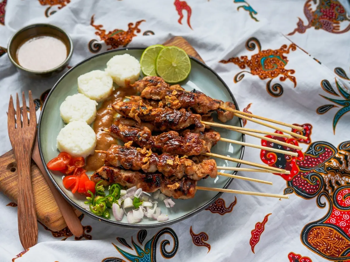 Menjelajahi Lezatnya Hidangan Ayam Dunia: Sate Ponorogo dari Indonesia Masuk Daftar