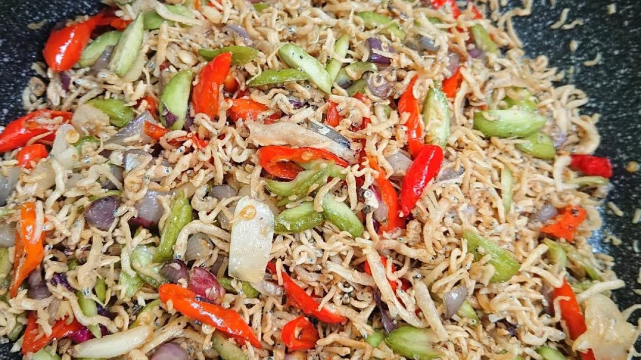 Sensasi Pedas Gurih dari Dapur Nusantara: Tumis Bunga Turi dan Teri Renyah