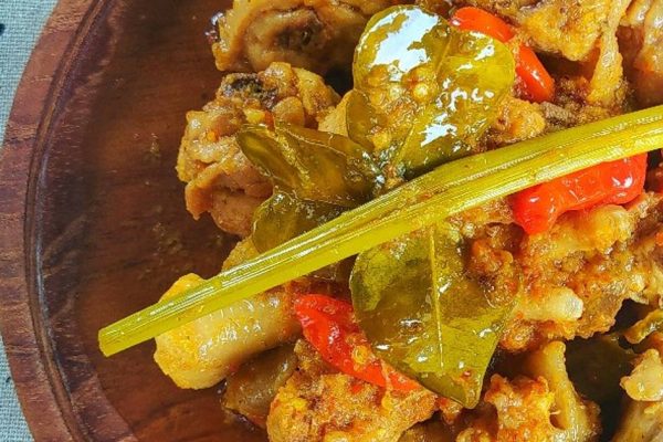 Menjelajahi Cita Rasa Bugis Lewat Ayam Palekko yang Menggigit