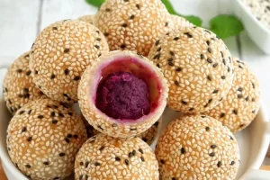 Onde-Onde Ubi Ungu Isi Kelapa Gula Merah