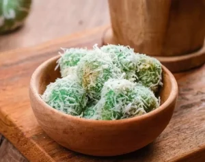 Klepon: Si Hijau Manis Berisi Gula Merah