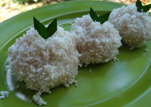 Ketan Kukus Santan dengan Topping Kelapa Parut