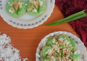 Serabi Pandan dengan Taburan Kelapa