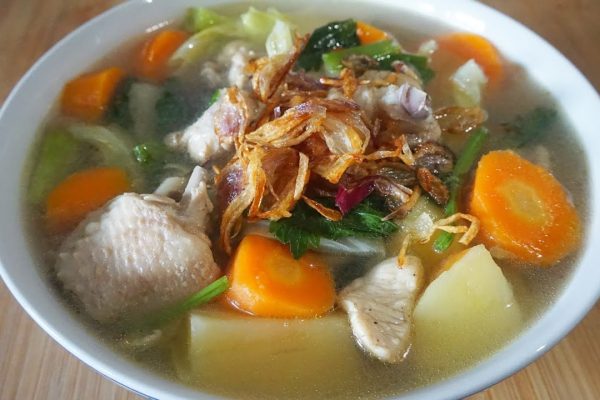 Resep Sup Sayap Ayam Berkaldu Gurih dengan Isian Sayuran yang Segar