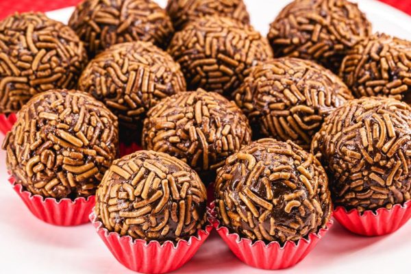 Resep Bola-Bola Cokelat Lembut: Camilan Manis ala Brasil untuk Sore yang Hangat