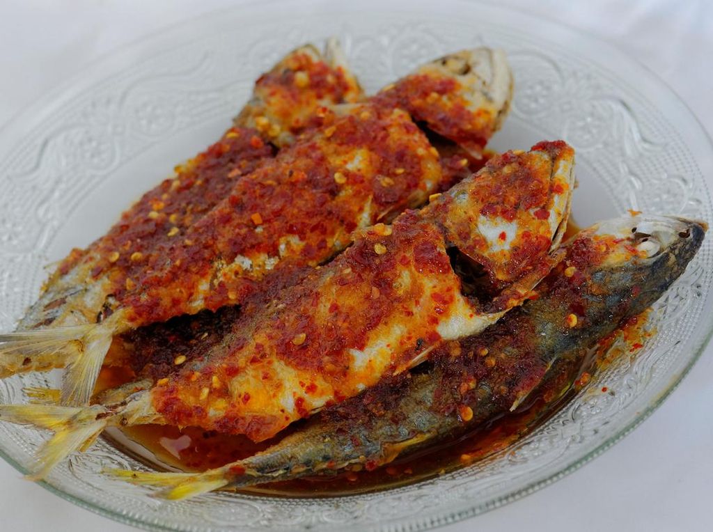 Resep Ikan Kembung Goreng dengan Sambal Asam Pedas yang Menggoda Selera