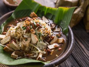 Kupat Tahu Kuah Kacang Pedas Segar