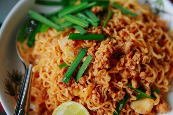 Resep Mie Ayam Pedas Mulur dan Gurih yang Bisa Kamu Masak Sendiri