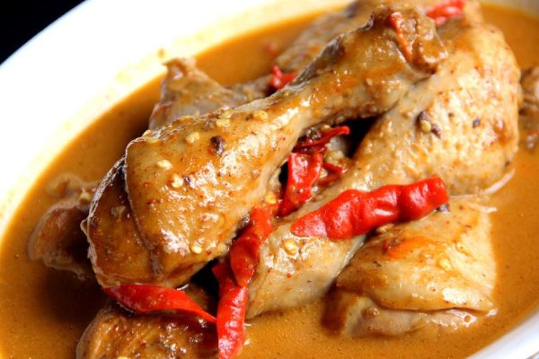 Tiga Resep Semur Ayam Manis Gurih: Lauk Bekal yang Menggugah Selera
