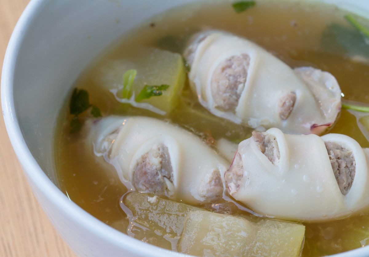 Sup Cumi Isi Ayam, Perpaduan Rasa dan Tekstur dalam Kuah yang Ringan