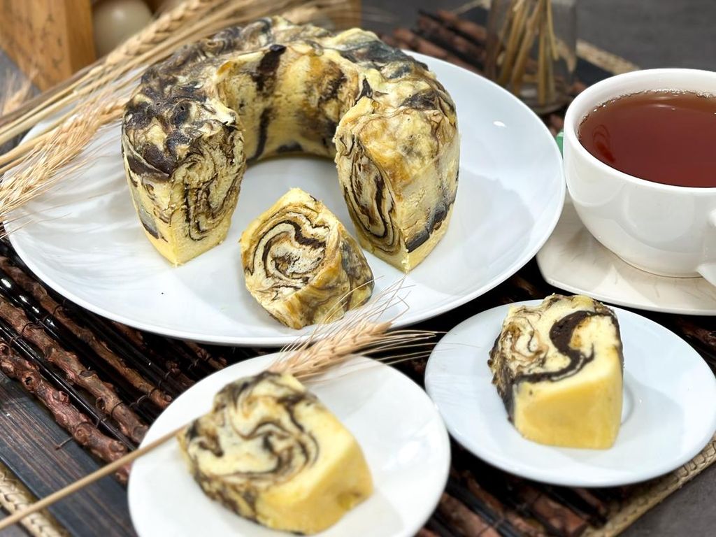 Kreasi Cake Marmer Kukus Rumahan, Empuknya Bikin Ketagihan!