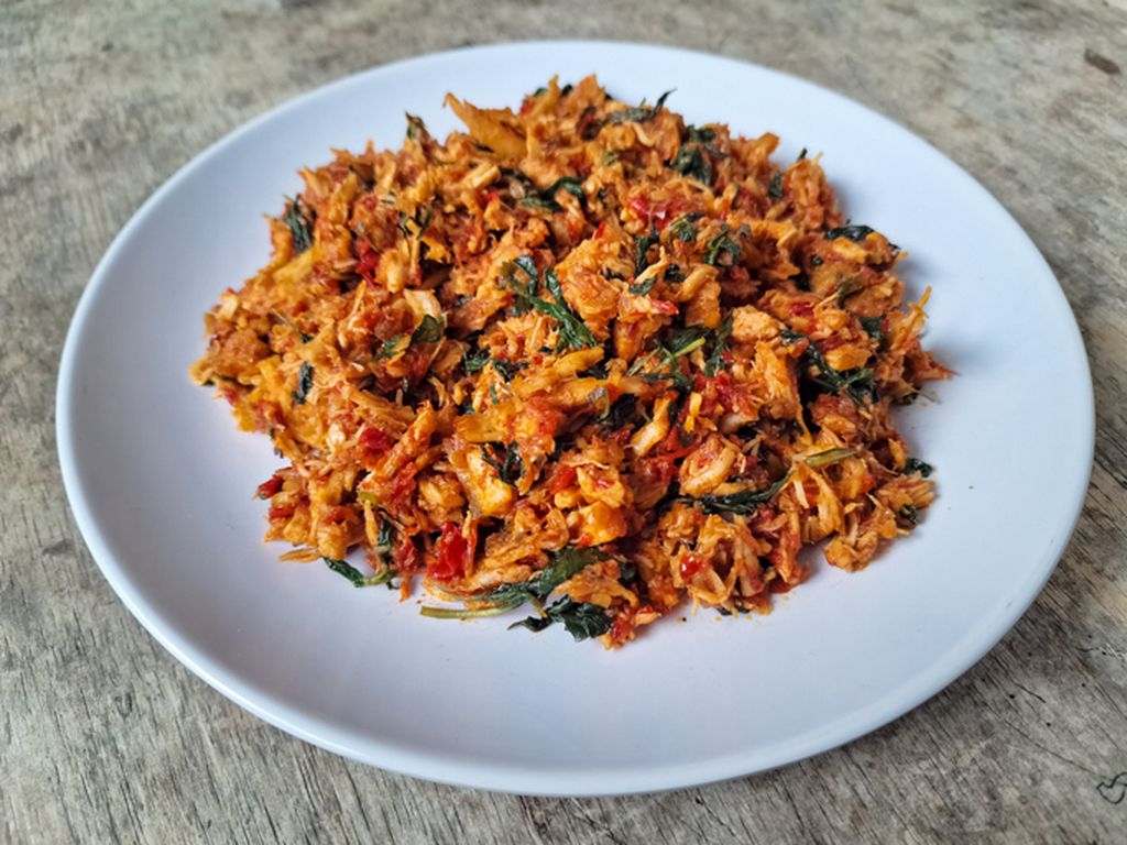 Ayam Suwir Pedas Kemangi, Perpaduan Rasa dan Aroma yang Sempurna