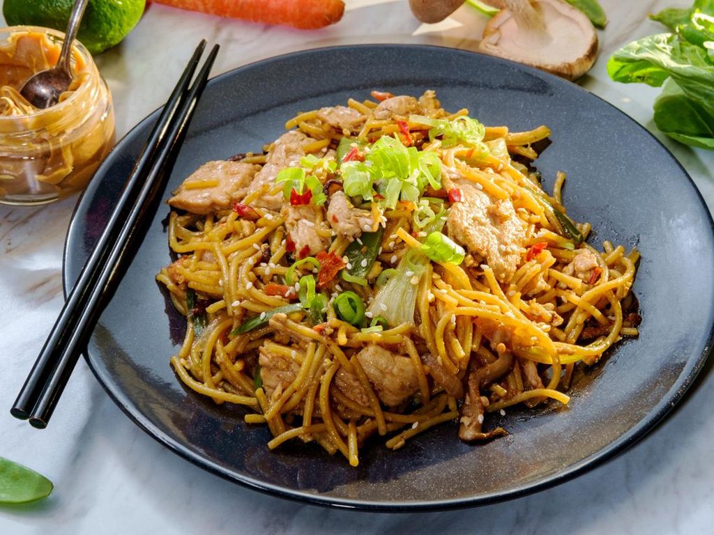 3 Resep Mie Ayam Pedas Rumahan, Cocok untuk Pecinta Kuliner Berani!